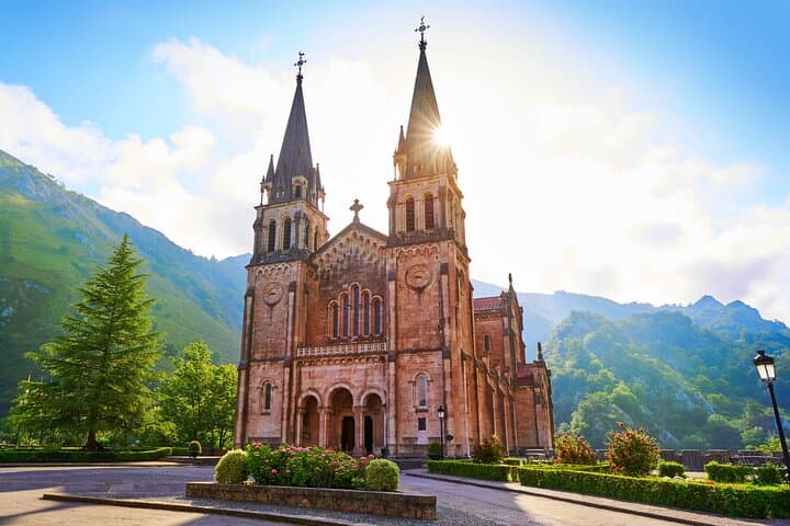 Lakes of Covadonga, Onis Cangas and Ballasts Tour from Oviedo