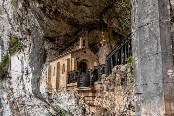 Excursion to the Lakes and Covadonga from Cangas de Onís