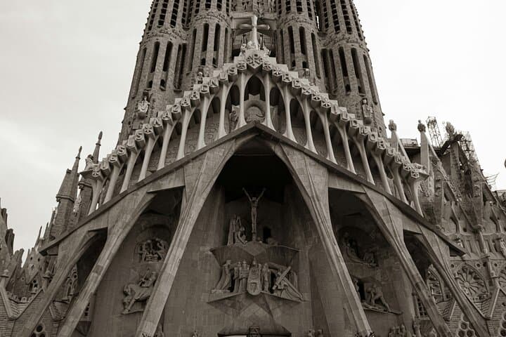 Barcelona La Sagrada Familia Guided Tour with Tickets