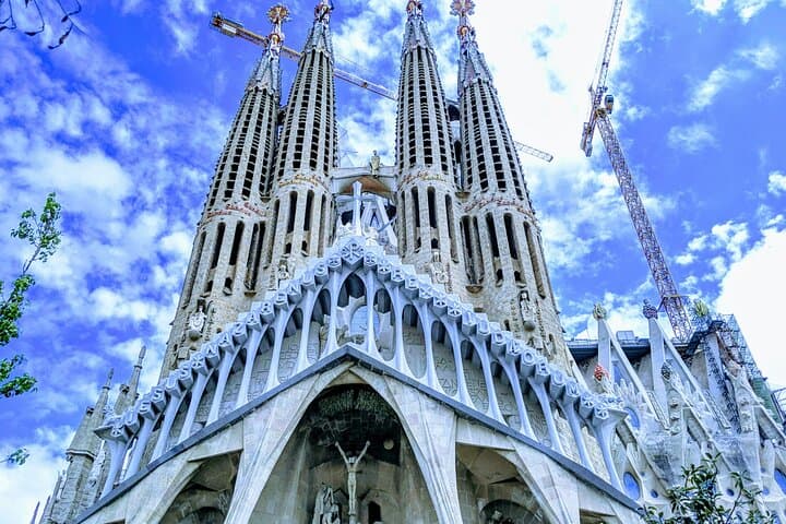 Barcelona La Sagrada Familia Guided Tour with Tickets