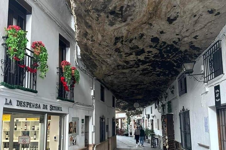 Setenil de la bodegas. white vilalges Andalucia