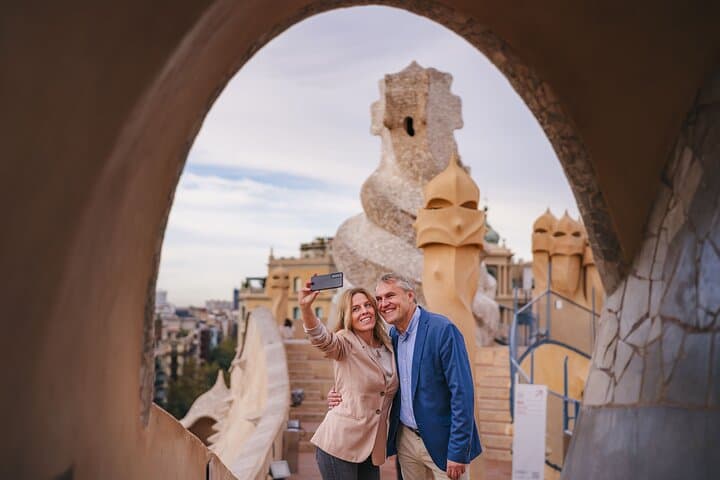 La Pedrera Premium: Exclusive Tour with Cava & Stunning View