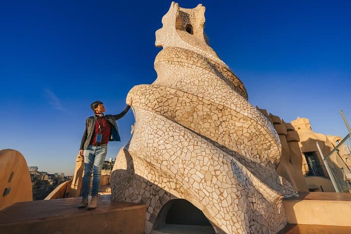 La Pedrera Premium: Exclusive Tour with Cava & Stunning View