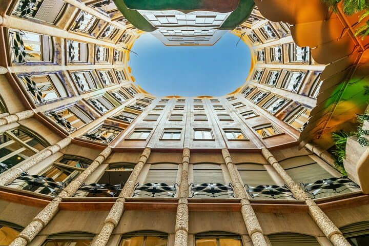 La Pedrera Premium: Exclusive Tour with Cava & Stunning View
