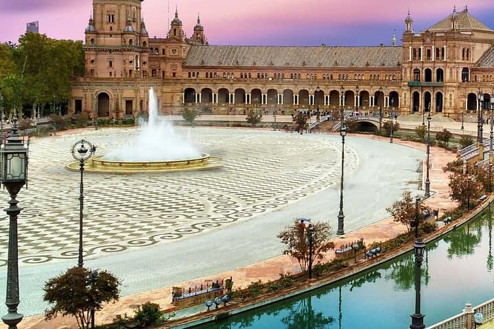 Guided tour of the Spanish Steps and the Maria Luisa Park