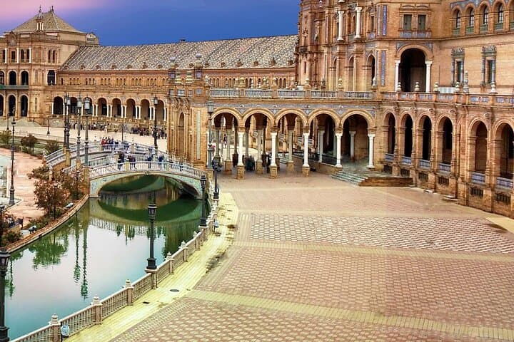 Guided tour of the Spanish Steps and the Maria Luisa Park