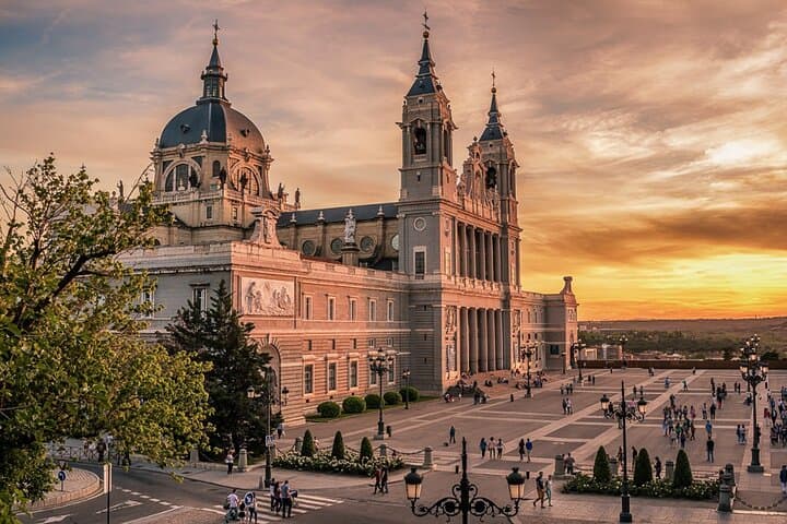 Private guided tour: Madrid City Highlights and Palace Quarter