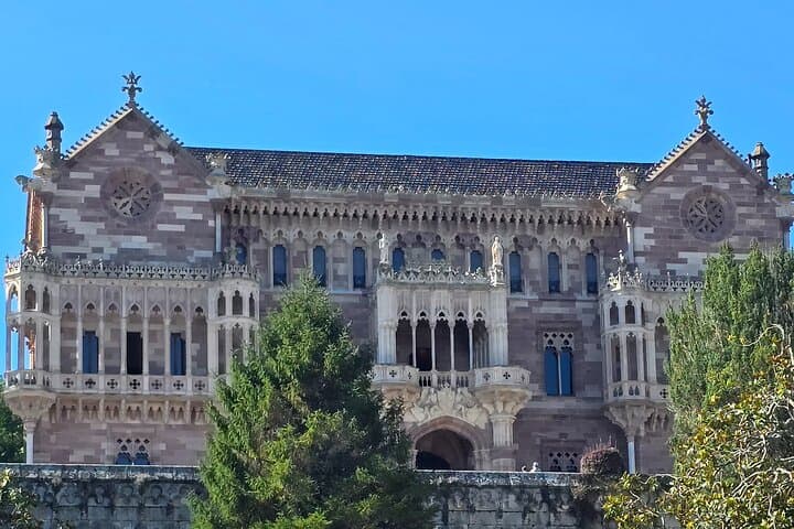 Visit to the mansion of the Duke of Almodóvar del Río in Comillas