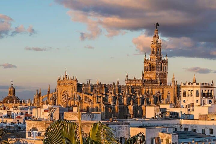 Exclusive Tour with Cathedral - Giralda Tower and Columbus tomb