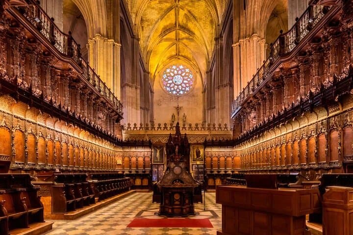 Exclusive Tour with Cathedral - Giralda Tower and Columbus tomb