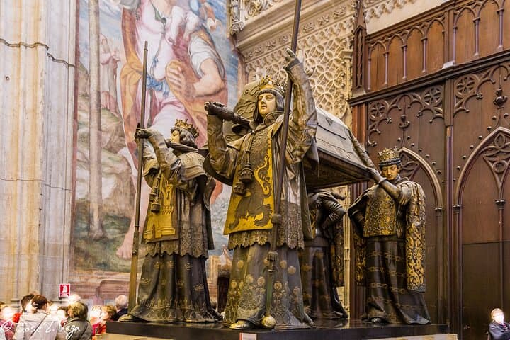Exclusive Tour with Cathedral - Giralda Tower and Columbus tomb