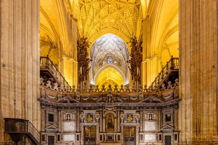 Exclusive Tour with Cathedral - Giralda Tower and Columbus tomb