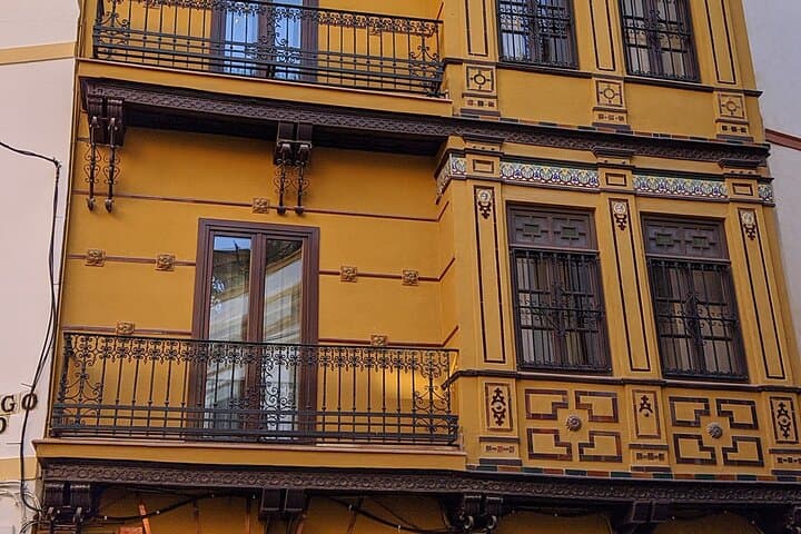 We tour some corners of downtown
alternative of Seville