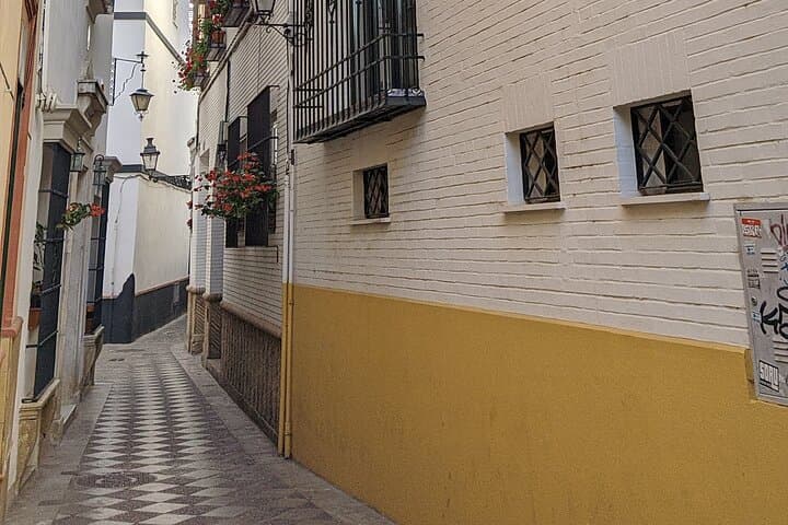We tour some corners of downtown
alternative of Seville