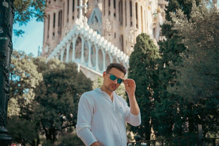 Barcelona : Private Photoshoot Outside Sagrada Familia