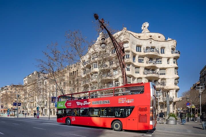 Barcelona City Tour Hop-On Hop-Off with Optional Catamaran trip