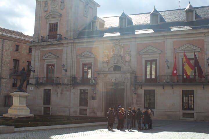 Panoramic view of a Tío Tours group on a sunny day.