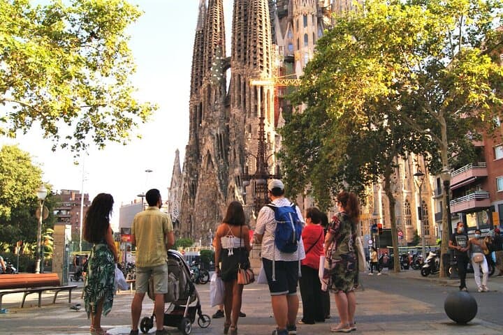Barcelona: Sagrada Familia Fast Track Tour with Tower Option