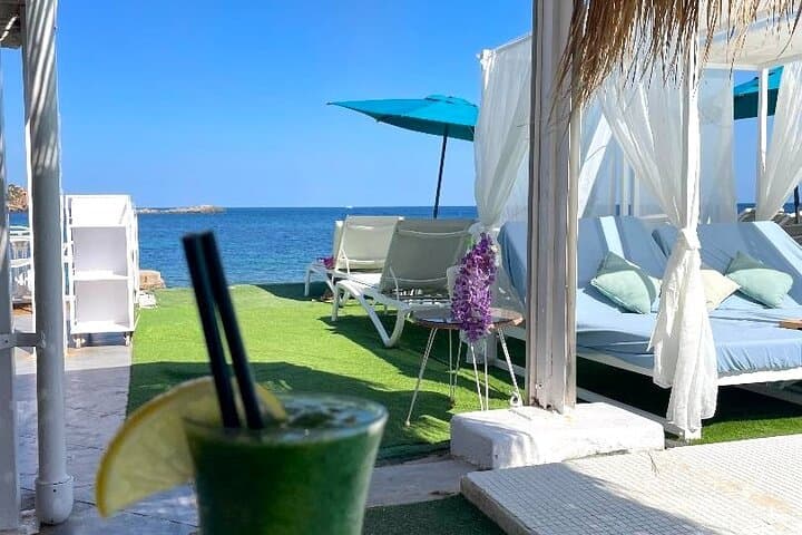 Enjoy a refreshing cocktail in one of Ibiza´s beach bars