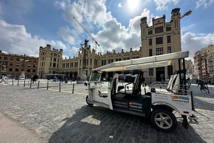 Valencia: Visit the Historic Center of Valencia in Tuk Tuk