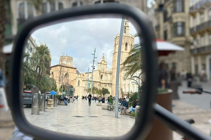 Valencia: Visit the Historic Center of Valencia in Tuk Tuk