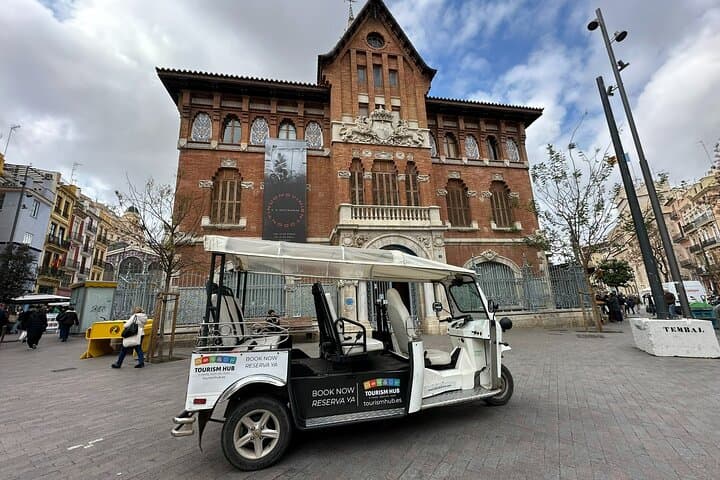 Valencia: Visit the Historic Center of Valencia in Tuk Tuk