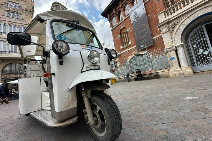 Valencia: Visit the Historic Center of Valencia in Tuk Tuk