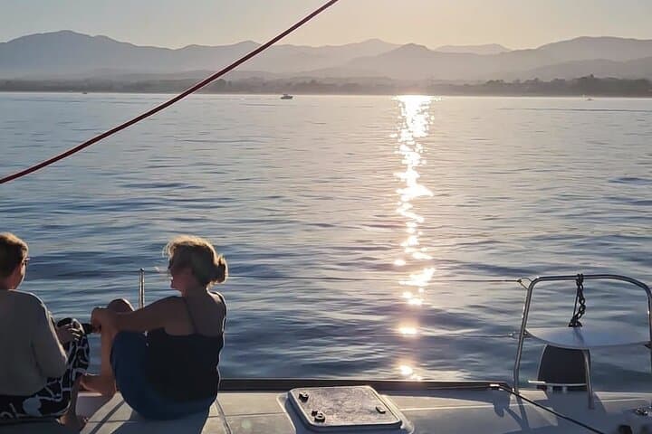 Marbella: Catamaran Sunset Cruise with Snacks and Drinks