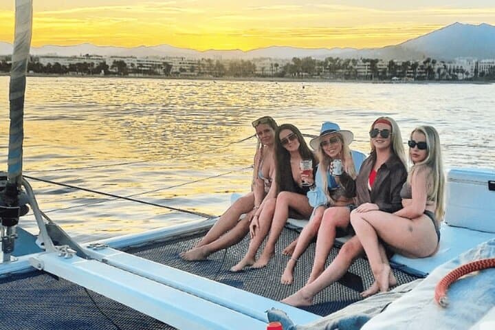 Marbella: Catamaran Sunset Cruise with Snacks and Drinks