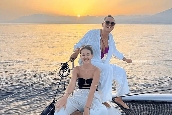 Marbella: Catamaran Sunset Cruise with Snacks and Drinks