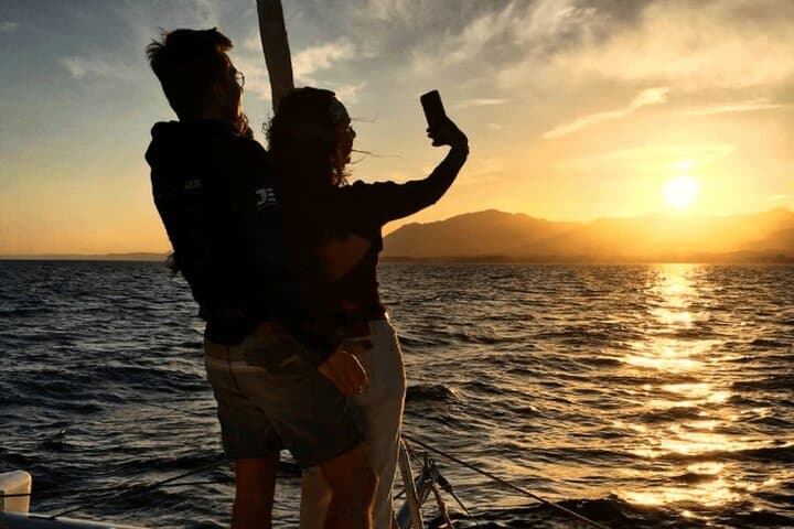 Marbella: Catamaran Sunset Cruise with Snacks and Drinks