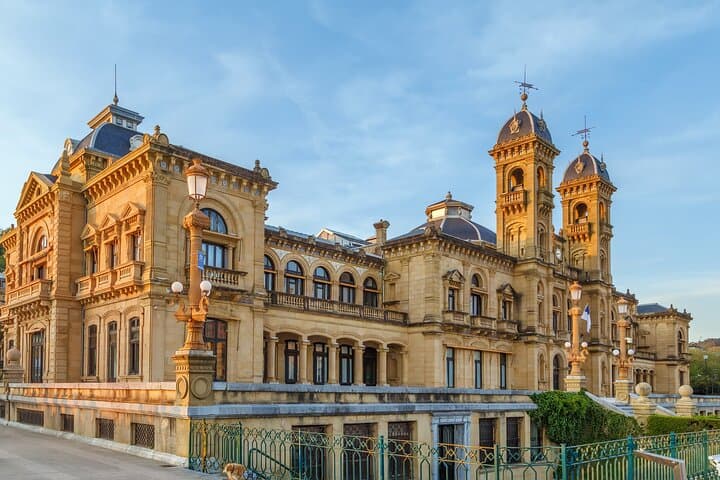 Private transfer: Barcelona to San Sebastian, 2h Stop in Pamplona