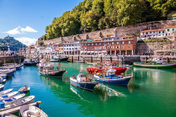 Private transfer: Barcelona to San Sebastian, 2h Stop in Pamplona