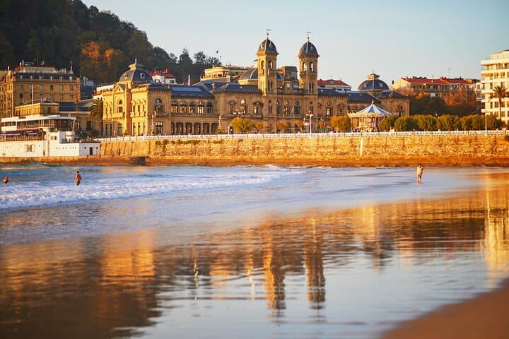 Private transfer: Barcelona to San Sebastian, 2h Stop in Pamplona