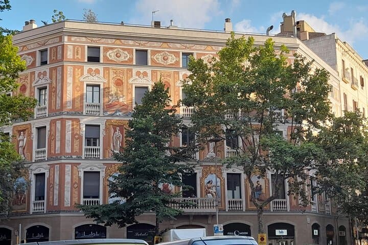 Private Customizable Tour with your Local Friend in Barcelona