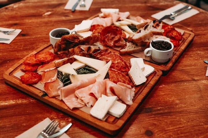 Barcelona Gothic Quarter Tipsy Tasting Tapas Tour and History