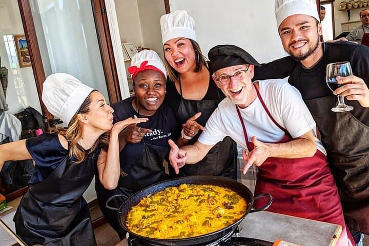 Ready for an unforgettable day, filled with aromas, fire, and passion? Because paella isn't just made with ingredients; it's made with soul. Reserve your spot now and join this unique experience!