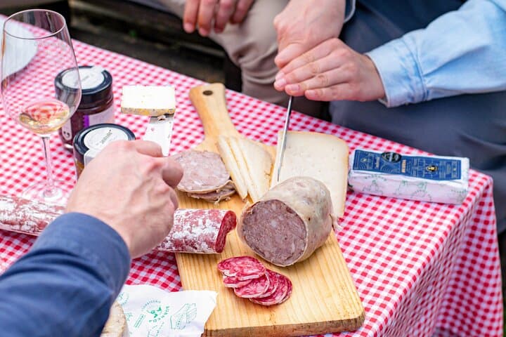 Gourmet picnic and wine tasting among the vineyards in l'Empordà