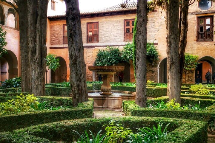 Granada: Alhambra Gardens, Generalife and Alcazaba Ticket & Guide