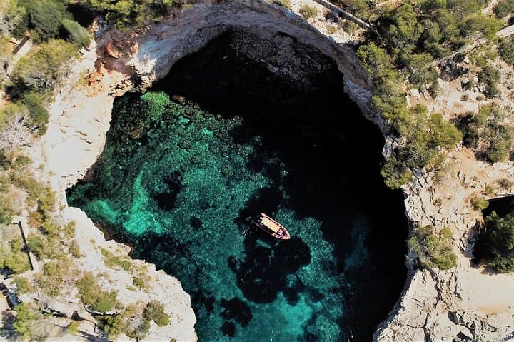 Tour boat Cala Figuera Cala Mondragó Caló des Moro Cala Marmols