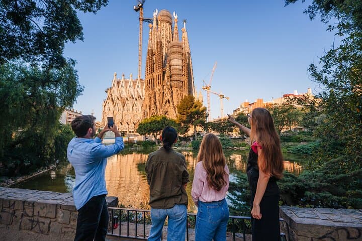 Sagrada Familia Skip the Line Ticket with Official Guide
