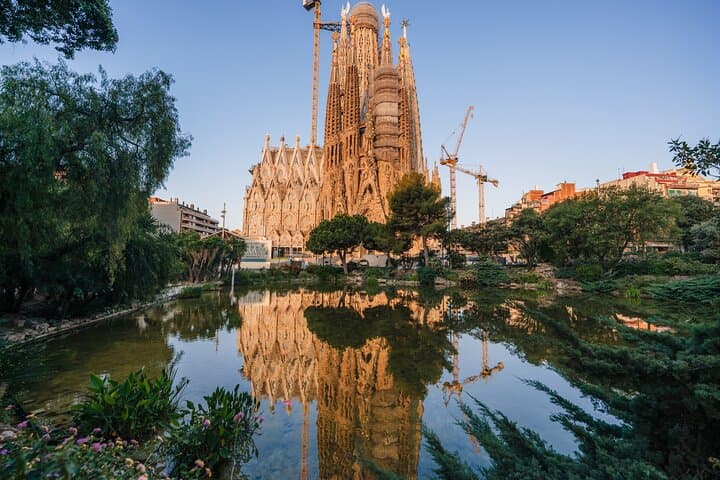 Sagrada Familia Skip the Line Ticket with Official Guide