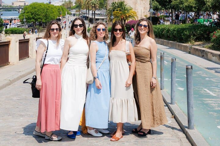 Private Photo Shoot in Seville : Cathedral + Santa Cruz Quarter