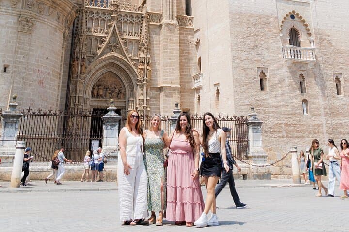 Private Photo Shoot in Seville : Cathedral + Santa Cruz Quarter