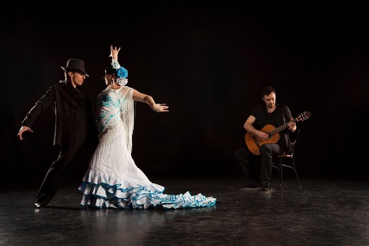 Flamenco Show in Granada's Albayzín Cave with Tapas Dinner