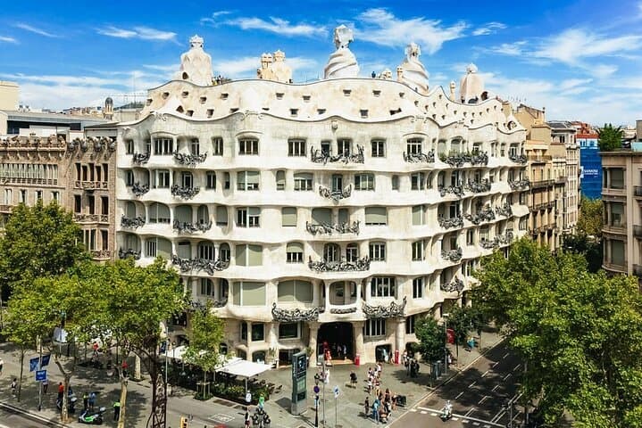 Casa Milà by Gaudí: Architectural Walking Tour