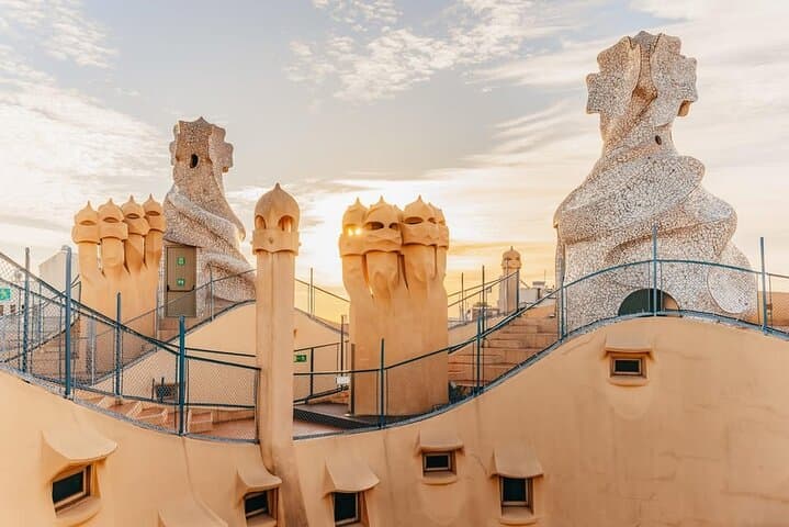 Casa Milà by Gaudí: Architectural Walking Tour