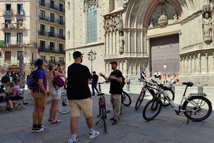 Private Bike Tour in Barcelona: Top Sights and Local Insights