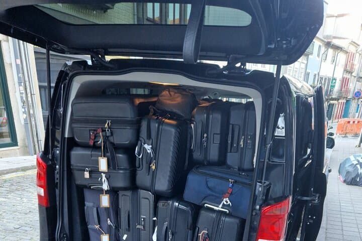 Private Transfer from Santiago de Compostela to Porto with Tour