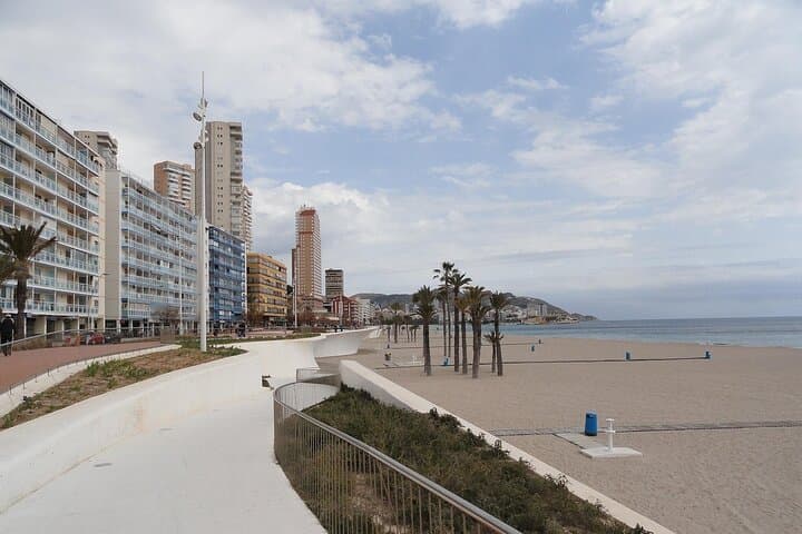 Benidorm Old Town and Beaches Tour and Exploration Game